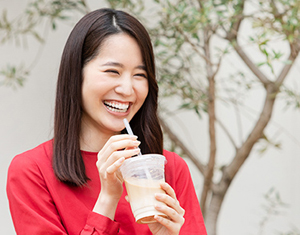 楽しそうにドリンクを飲む女性