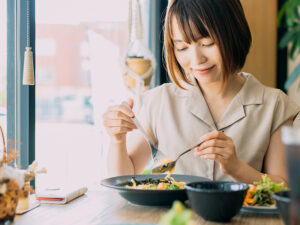 食事する女性